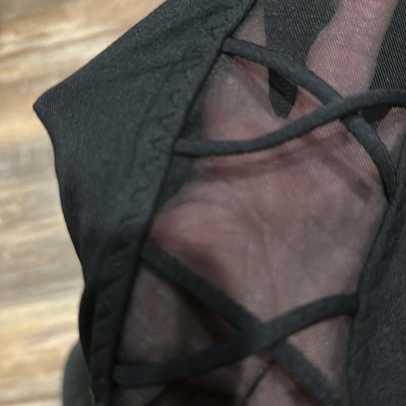 Victoria's Secret NWT Incredible Essential Legging, strappy detail, Black Sz 8 - Picture 5 of 5